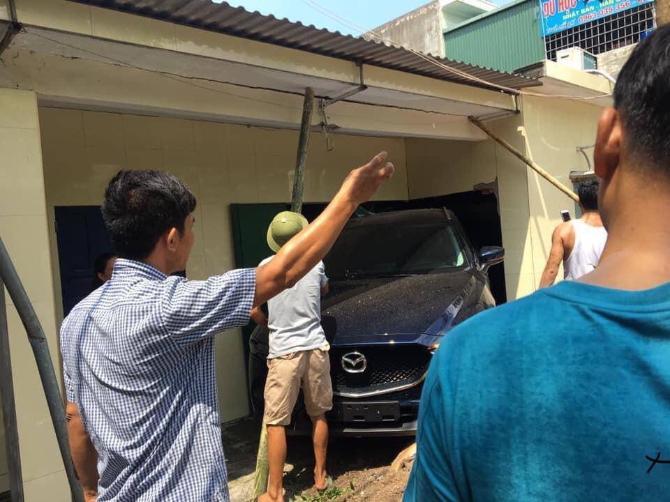 Người dân lấy cây gỗ để chống đỡ cho trần nhà Người dân lấy cây gỗ để chống đỡ cho trần nhà
