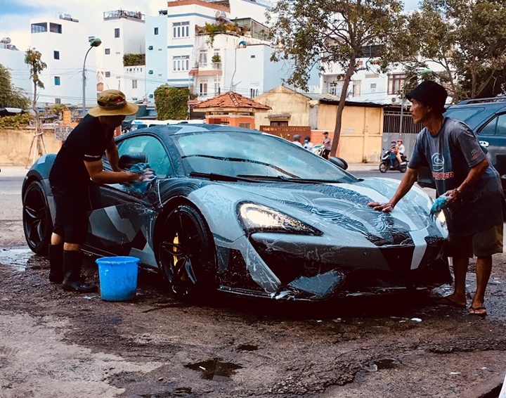 Ngoại thất xe được dán màu rằn ri cá tính