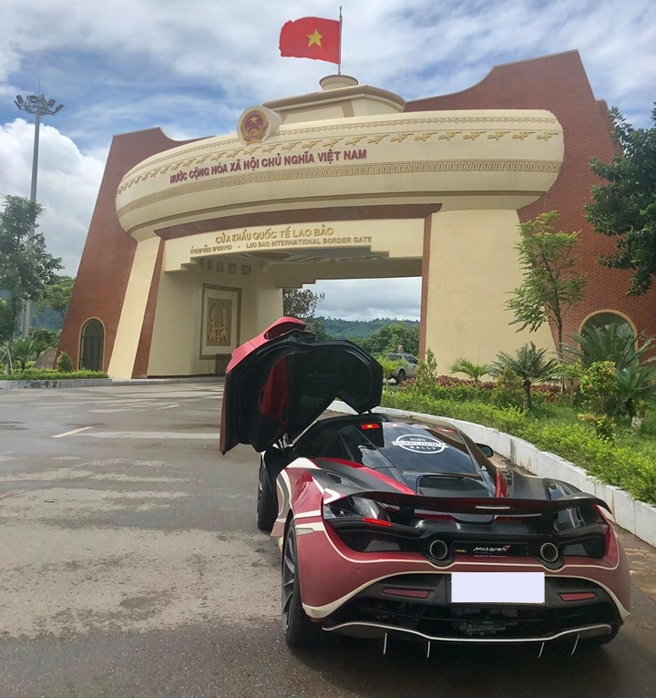 Siêu xe McLaren 720S tại cửa khẩu quốc tế Lao Bảo trước khi qua Lào Siêu xe McLaren 720S tại cửa khẩu quốc tế Lao Bảo trước khi qua Lào