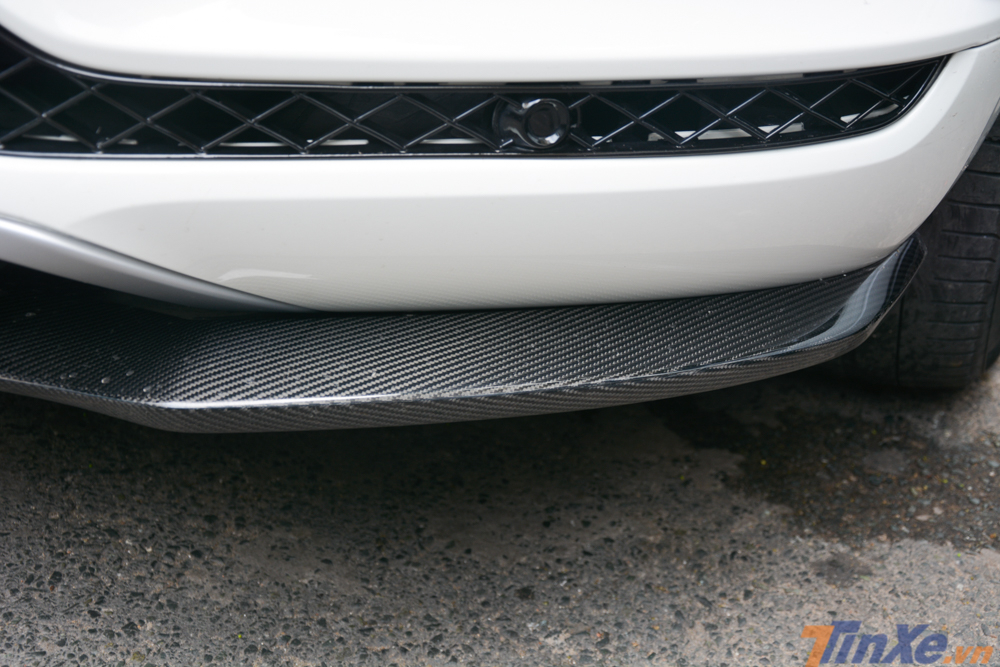 Không những thế, chiếc SUV siêu sang Bentley Bentayga First Edition của mẹ Joyce Phạm còn được nâng cấp gói độ mới bằng carbon. Đầu tiên là xe được trang bị thêm một cánh lướt gió phía trước bằng sợi carbon