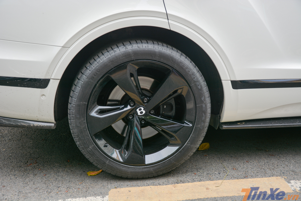 Ngoài ra, những chiếc Bentley Bentayga thuộc phiên bản First Edition còn có bộ mâm 22 inch, hai tông màu tương phản