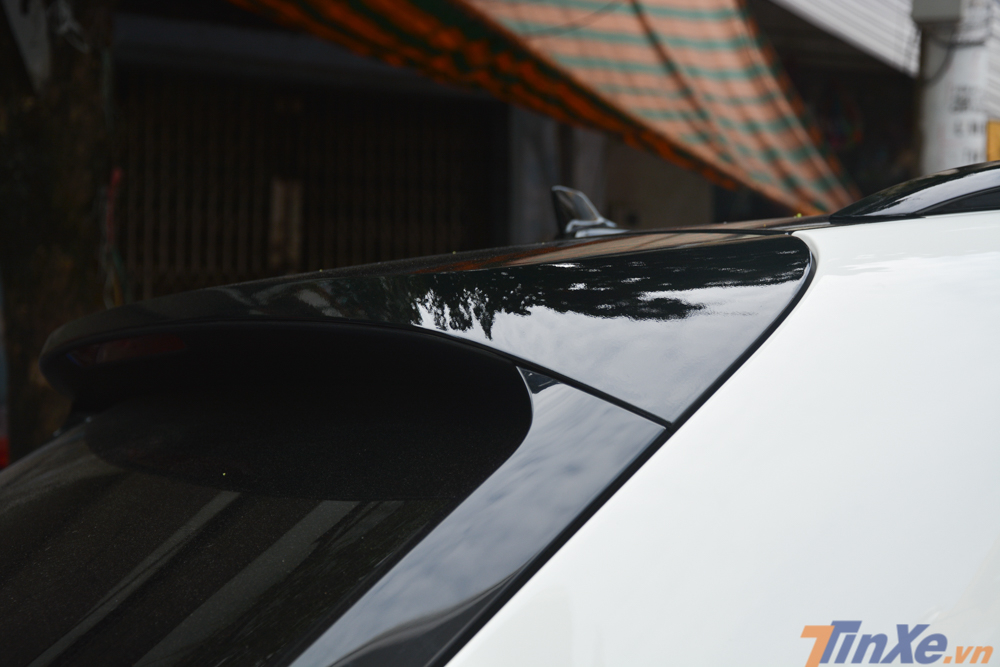 Bản độ carbon trên những chiếc SUV siêu sang Bentley Bentayga còn có cánh gió đuôi nhưng chi tiết này không xuất hiện trên mẫu xe Bentley Bentayga First Edition của mẹ cô dâu