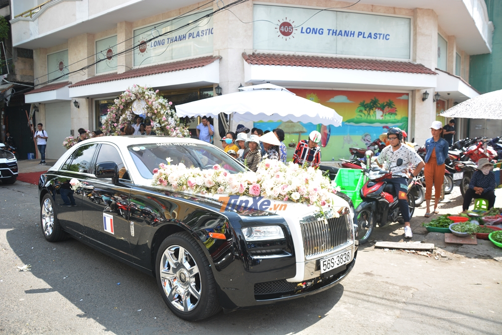 Chú rể được chở qua nhà cô dâu trên chiếc Rolls-Royce Ghost của gia đình Minh Nhựa Chú rể được chở qua nhà cô dâu trên chiếc Rolls-Royce Ghost của gia đình Minh Nhựa