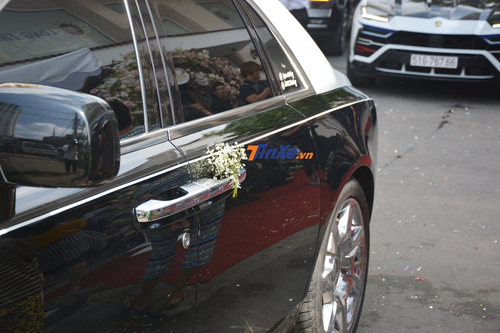 Chiếc xe hoa Rolls-Royce Ghost được trang trí đơn giản để làm xe đưa dâu cho con gái Minh Chiếc xe hoa Rolls-Royce Ghost được trang trí đơn giản để làm xe đưa dâu cho con gái Minh Nhựa