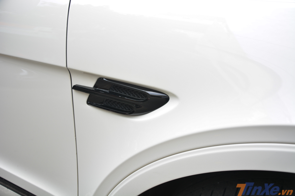 Tương tự là hốc gió bên hông cùng đôi cánh của Bentley Bentayga First Edition cũng được sơn lại thành màu đen