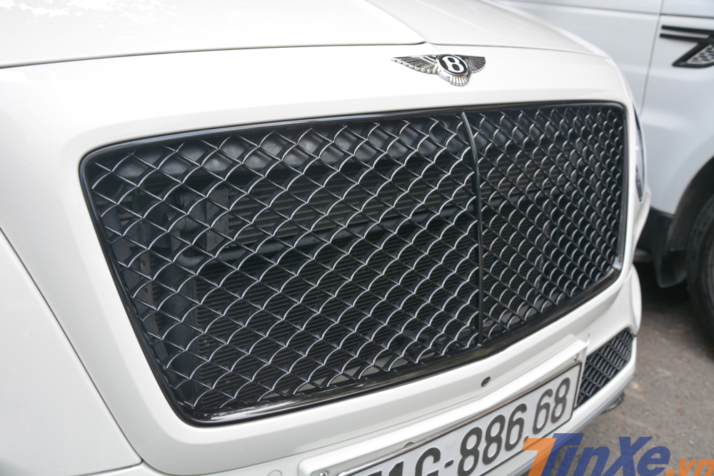 Chưa hết, lưới tản nhiệt tổ ong mạ crôm bóng loáng trên chiếc SUV siêu sang Bentley Bentayga phiên bản First Edition này còn được nữ doanh nhân sơn lại màu đen mờ