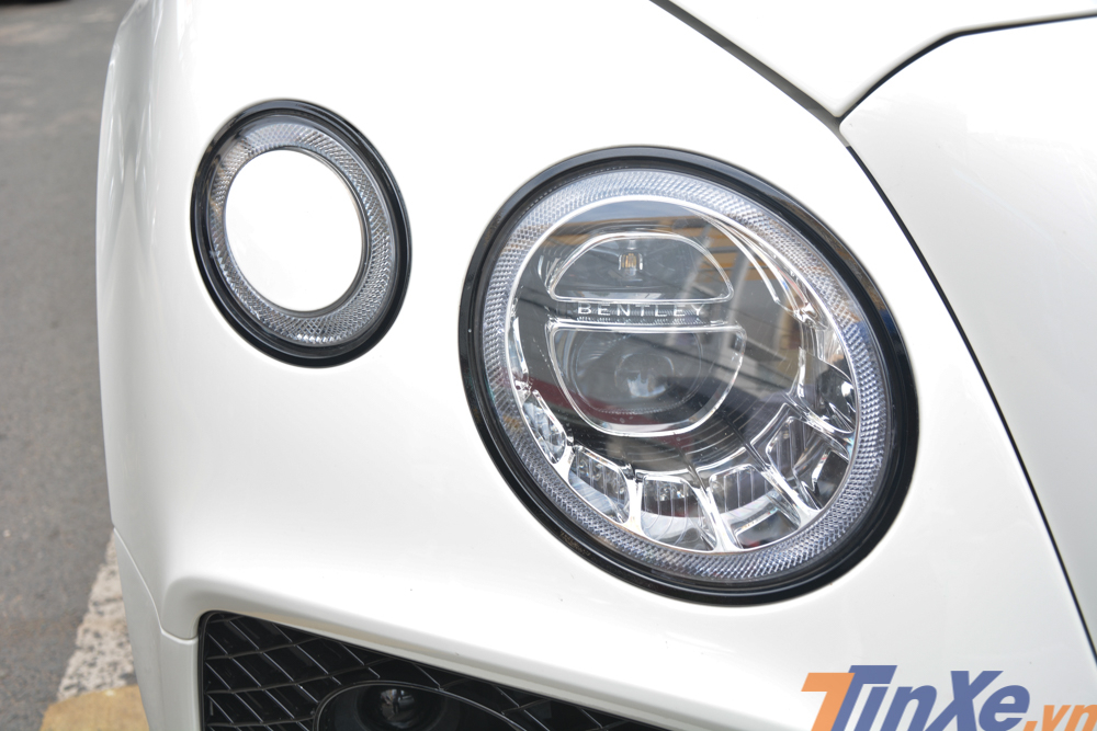 Cận cảnh đèn pha của Bentley Bentayga First Edition. Đôi mắt này còn có chế độ tự động rửa đèn pha cho xe
