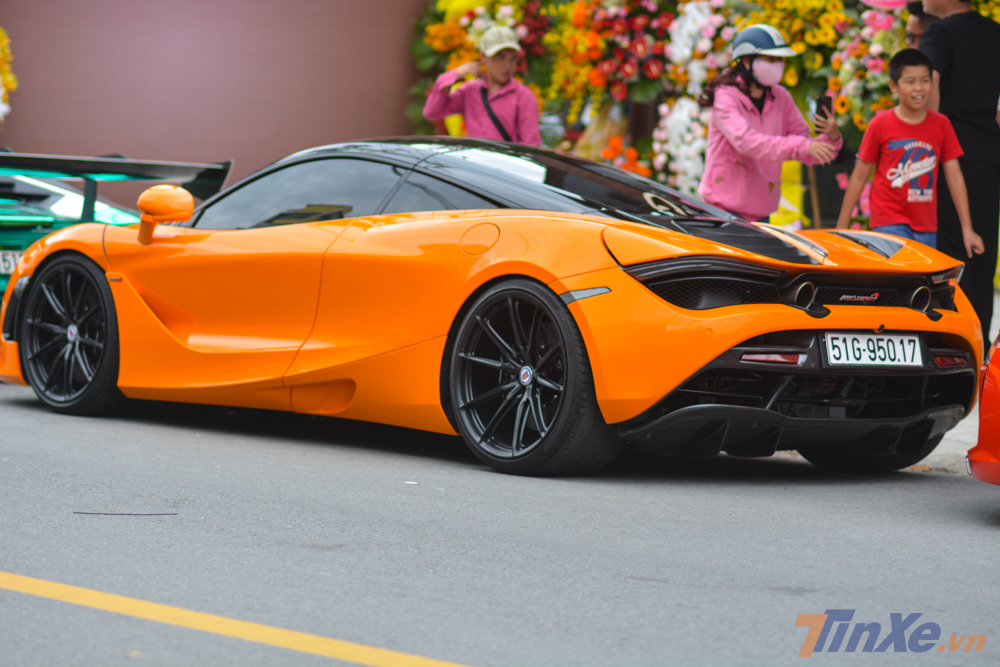 Ngoài siêu xe Ferrari 488 Spider màu đỏ, Cường Đô-la hiện còn sở hữu chiếc siêu xe McLaren 720S mang bộ áo cam rất nổi bật