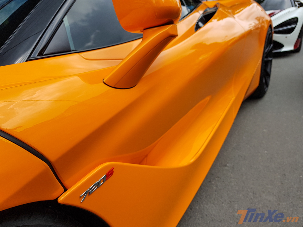 Ngoài màu sơn cam nổi bật trên chiếc siêu xe McLaren 720S màu cam của Cường Đô-la