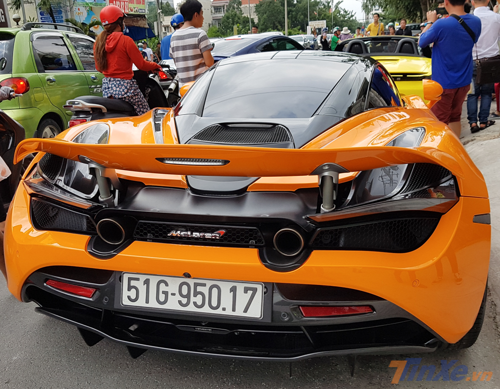 Điểm thú vị là cả hai chiếc siêu xe McLaren 720S màu cam tại Việt Nam đều thuộc phiên bản tiêu chuẩn