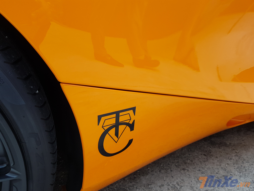 Bên hông siêu xe McLaren 720S màu cam này được Cường Đô-la cho dán thêm logo CT ở bên hông xe