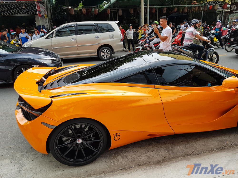 Cụ thể là Cường Đô-la đã độ lại dàn chân cho chiếc siêu xe McLaren 720S màu cam