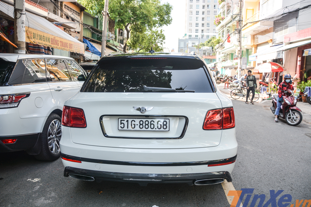 Ngoài chiếc SUV siêu sang Bentley Bentayga First Edition, mẹ ruột của con gái Minh Nhựa còn sở hữu cặp đôi xe siêu sang Rolls-Royce