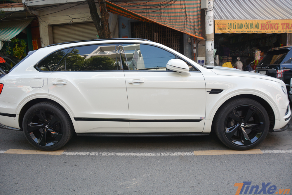 chiếc SUV siêu sang Bentley Bentayga First Edition tham gia vào buổi rước dâu và đám cưới con gái Minh Nhựa thuộc sở hữu của một nữ doanh nhân