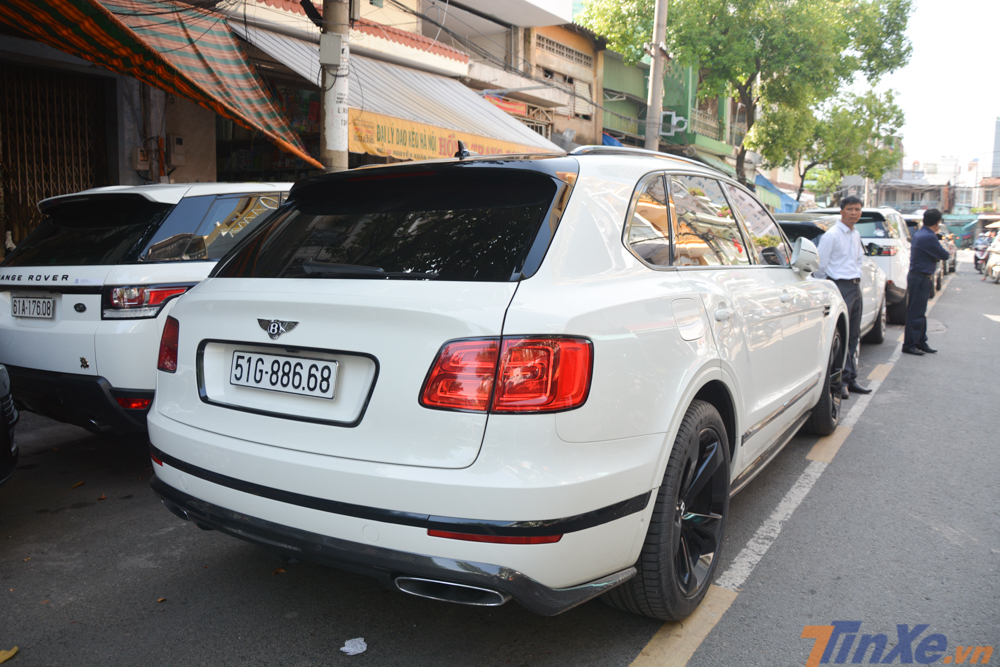 nữ doanh nhân này mới xuất hiện tại đám cưới của con gái và di chuyển trên chiếc SUV siêu sang Bentley Bentayga First Edition chỉ đếm trên đầu ngón tay tại Việt Nam