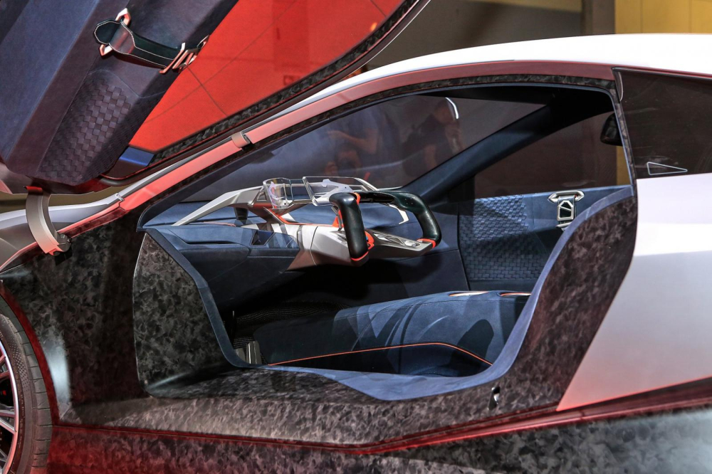 Khoang lái của BMW Vision M Next trông rất trống trải và có tính tương lai