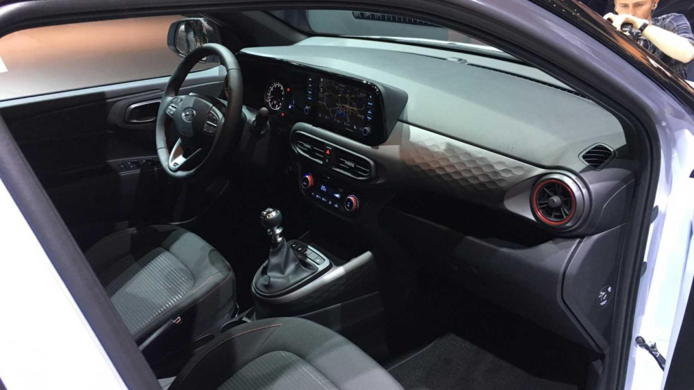 Nội thất của Hyundai i10 N Line 2020 cũng c&oacute; một số chi tiết m&agrave;u đỏ, tạo sự tương phản thể thao