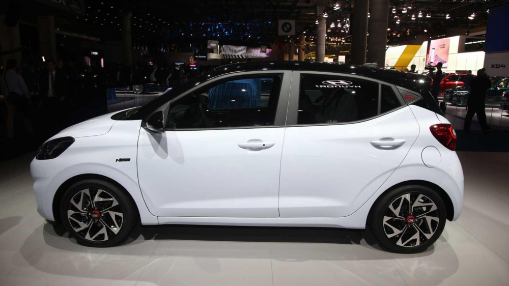 B&ecirc;n sườn của Hyundai i10 N Line 2020 c&oacute; bộ v&agrave;nh 16 inch d&agrave;nh ri&ecirc;ng cho mẫu xe n&agrave;y