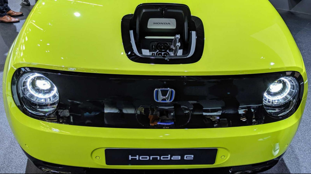 Cổng sạc tích hợp vào nắp capô của Honda e Cổng sạc tích hợp vào nắp capô của Honda e