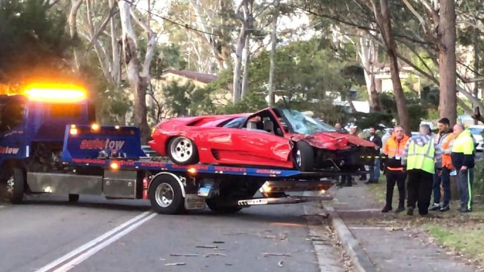Chiếc si&ecirc;u xe Lamborghini Diablo được đưa l&ecirc;n xe cứu hộ