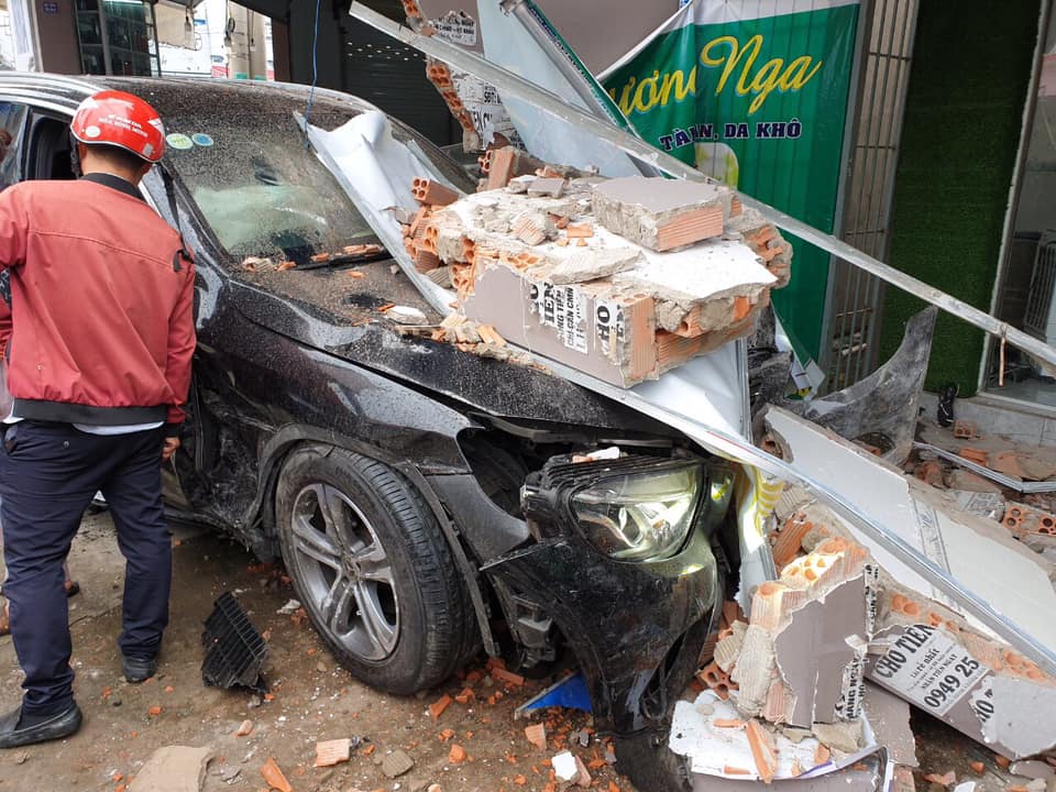 Chiếc Mercedes-Benz GLC bị hỏng nặng tại hiện trường vụ tai nạn Chiếc Mercedes-Benz GLC bị hỏng nặng tại hiện trường vụ tai nạn