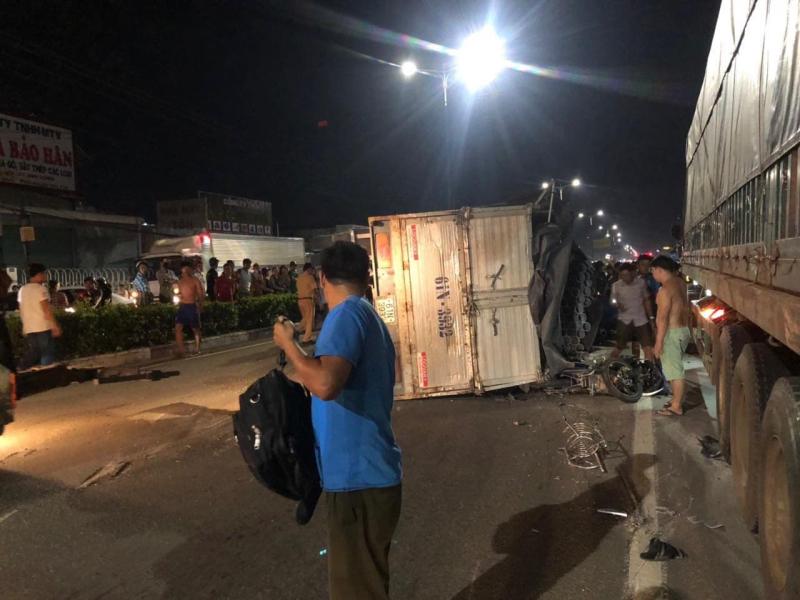 Theo một số nguồn tin, chiếc ô tô tải đã tông trúng đuôi một chiếc xe container nên bị lật Theo một số nguồn tin, chiếc ô tô tải đã tông trúng đuôi một chiếc xe container nên bị lật