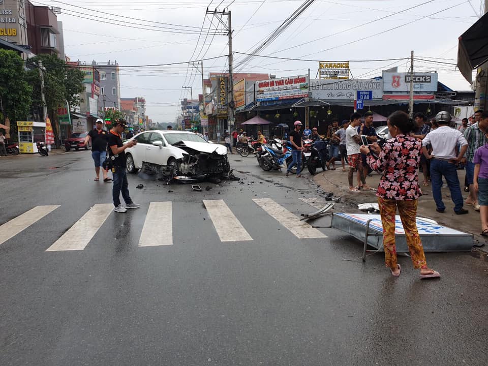 Chiếc Lexus bị biến dạng đầu xe