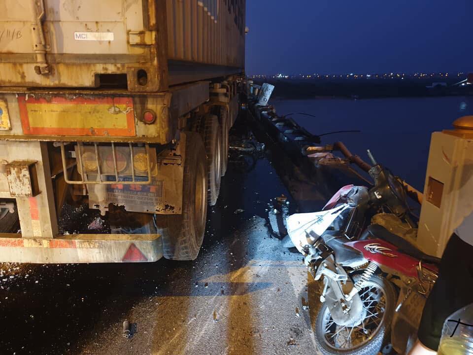 Một chiếc xe máy nằm dựa vào thành cầu Thanh Trì