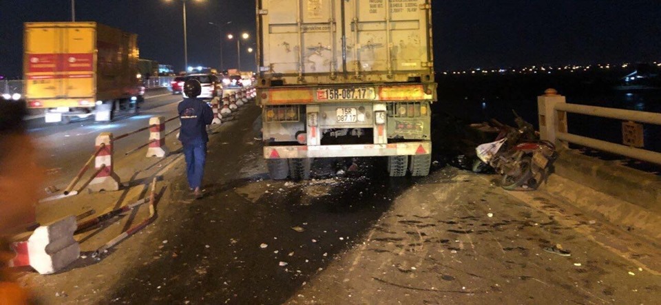 Một đoạn dải phân cách dài bị chiếc xe container húc gãy