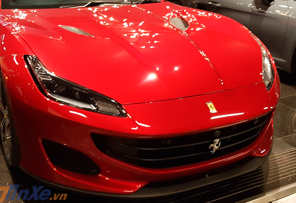 Trong khi đó, siêu xe mui trần Ferrari Portofino có giá bán khởi điểm 214.533 đô la, tương đương 4,89 tỷ đồng, đây là mức giá thấp nhấp so với các dòng siêu xe khác của Ferrari