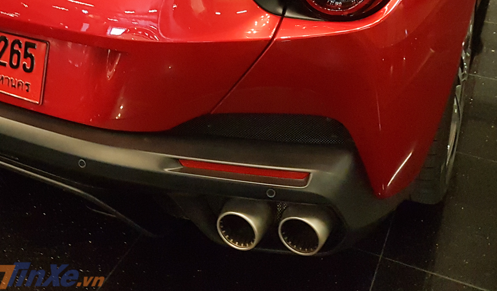 Hệ thống ống xả của siêu xe mui trần hoàn toàn mới nhà Ferrari cũng đã được sửa đổi lại so với người tiền nhiệm nhằm mang đến âm thanh ấn tượng hơn