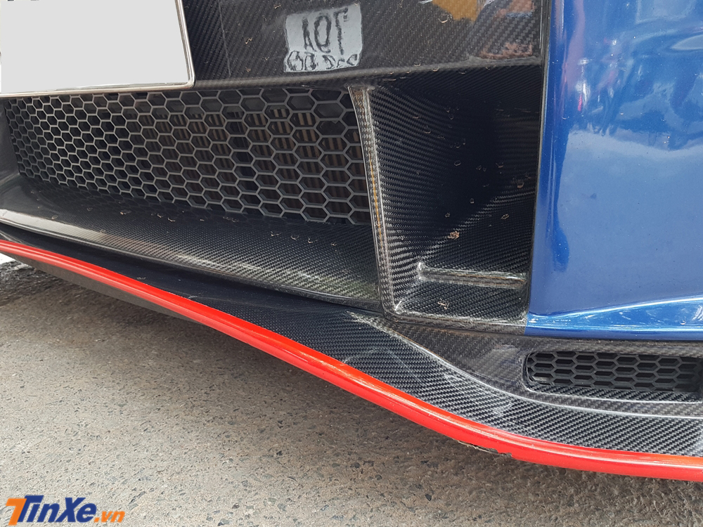 Cản va trước bằng carbon dán thêm sọc đề-can màu đỏ Cản va trước bằng carbon dán thêm sọc đề-can màu đỏ