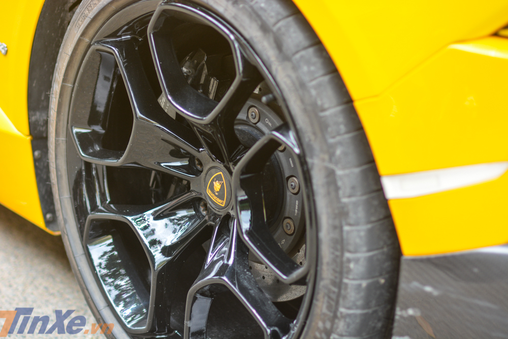 Bộ mâm 5 chấu kép nan hoa zin của siêu xe Lamborghini Huracan LP610-4 Bộ mâm 5 chấu kép nan hoa zin của siêu xe Lamborghini Huracan LP610-4