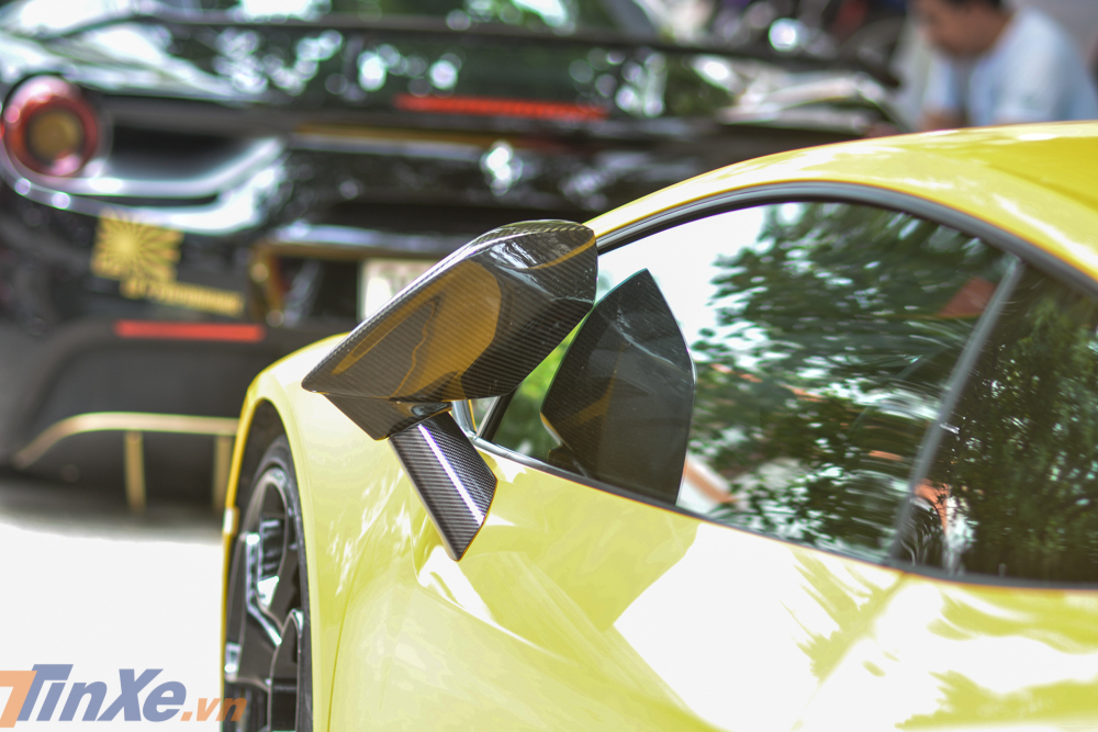 Vỏ gương carbon của siêu xe Lamborghini Huracan LP610-4 mang màu sơn Giallo Midas Vỏ gương carbon của siêu xe Lamborghini Huracan LP610-4 mang màu sơn Giallo Midas