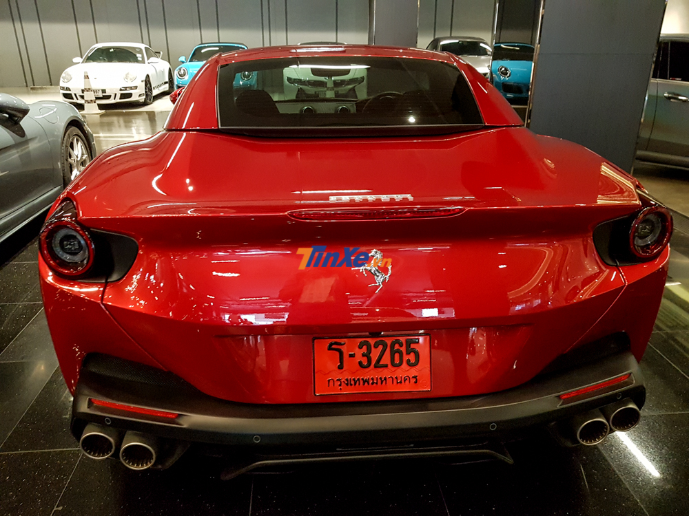 Nếu muốn chở đến 4 người lớn, siêu xe Ferrari Portofino cần phải hạ mui xếp cứng để giúp 2 hành khách ngồi phía sau thoải mái hơn