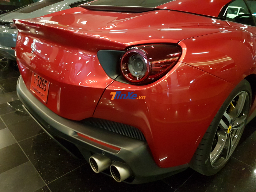 Và đèn hậu để đưa lên ngoại hình mẫu siêu xe mui trần hoàn toàn mới Ferrari Portofino