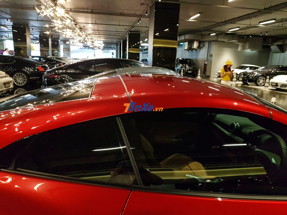 Mui xếp cứng của Ferrari Portofino hoàn toàn chỉnh điện, người lái chỉ thực hiện thao tác thông qua 1 nút bấm đặt bên trong khoang lái