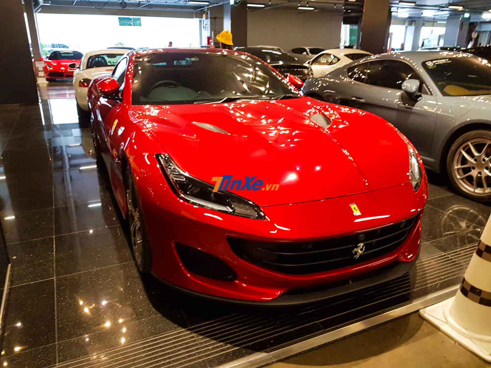 Trong đó, ngoài siêu xe mới toanh Ferrari F8 Tributo, giới đại gia Việt còn đang phân vân thêm một mẫu siêu xe khác chính là Ferrari Portofino