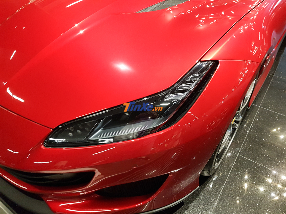 Ferrari 812 Superfast và Ferrari GTC4Lusso là hai mẫu siêu xe rất thú vị của Ferrari, chính vì thế, hãng siêu xe Ý đã vay mượn một số chi tiết của hai dòng xe này như đèn pha, hốc gió trước