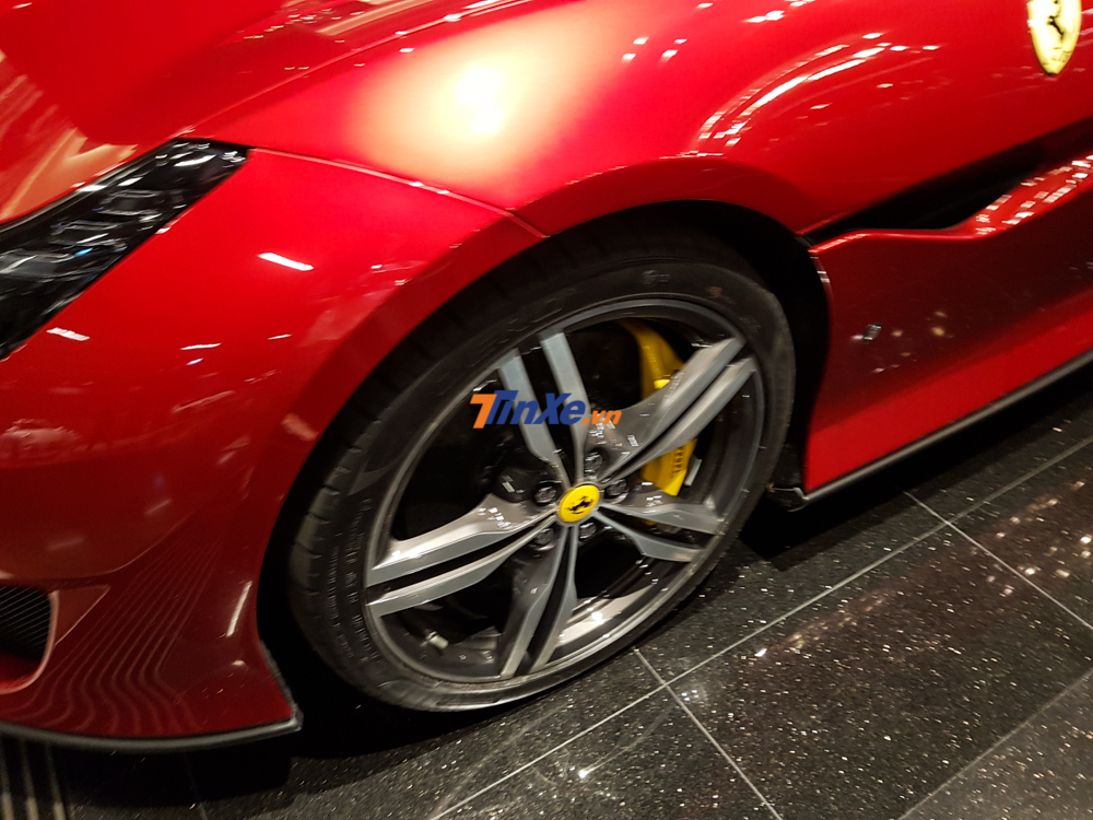 Khung gầm của Ferrari Portofino được làm từ 12 hợp kim nhôm khác nhau, hãng siêu xe Ý tự tin tuyên bố siêu xe mui trần này có độ chắc chắn và ổn định cao hơn 35% so với đàn anh California