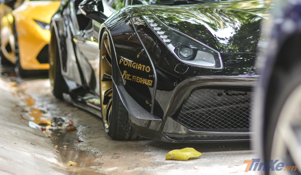 Những chiếc siêu xe mang gói độ Liberty Walk có những dấu hiệu nhận biết rất riêng biệt. Bên hông đầu xe xuất hiện hai vây cá bắng carbon cỡ lớn