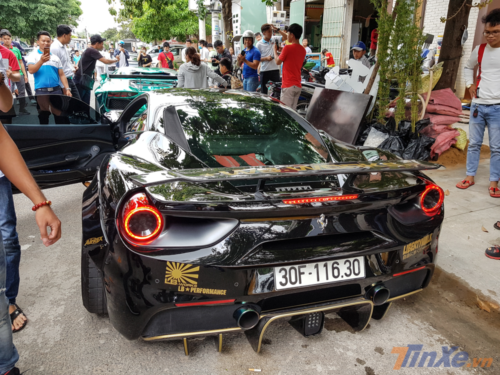 Hãng độ Liberty Walk cung cấp hai cánh gió đuôi cho siêu xe Ferrari 488 GTB bao gồm một cánh gió tầm thấp và một siêu cánh gió được gắn từ nửa đuôi xe kéo dài lên rất hầm hố. 