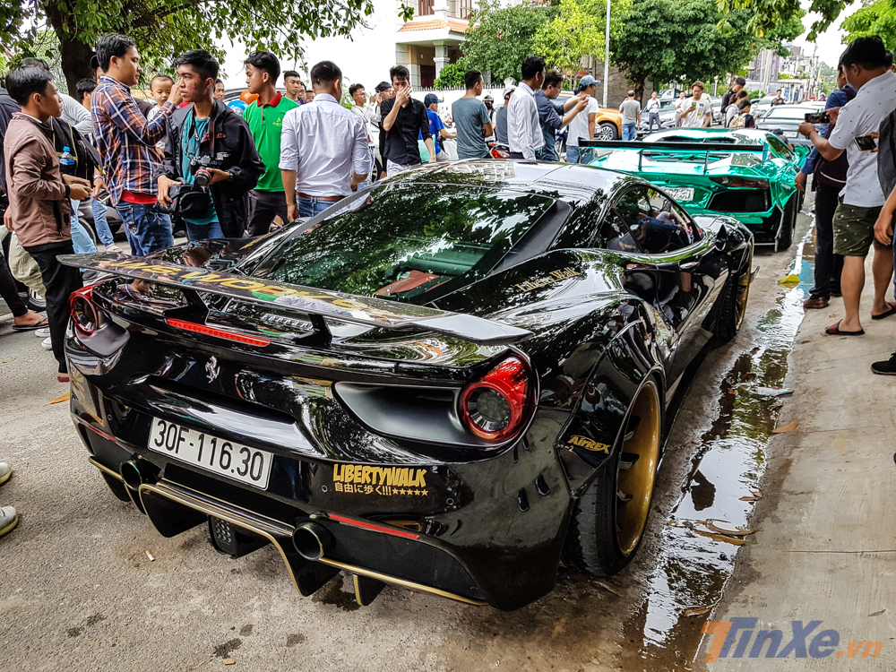 Động cơ trên Ferrari 488 GTB kết hợp cùng hộp số 7 cấp theo kiểu xe đua F1, nhờ đó, mẫu siêu xe độ Liberty Walk chỉ mất khoảng thời gian 3 giây để tăng tốc lên 100 km/h từ vị trí xuất phát trước khi đạt vận tốc tối đa 330 km/h. 