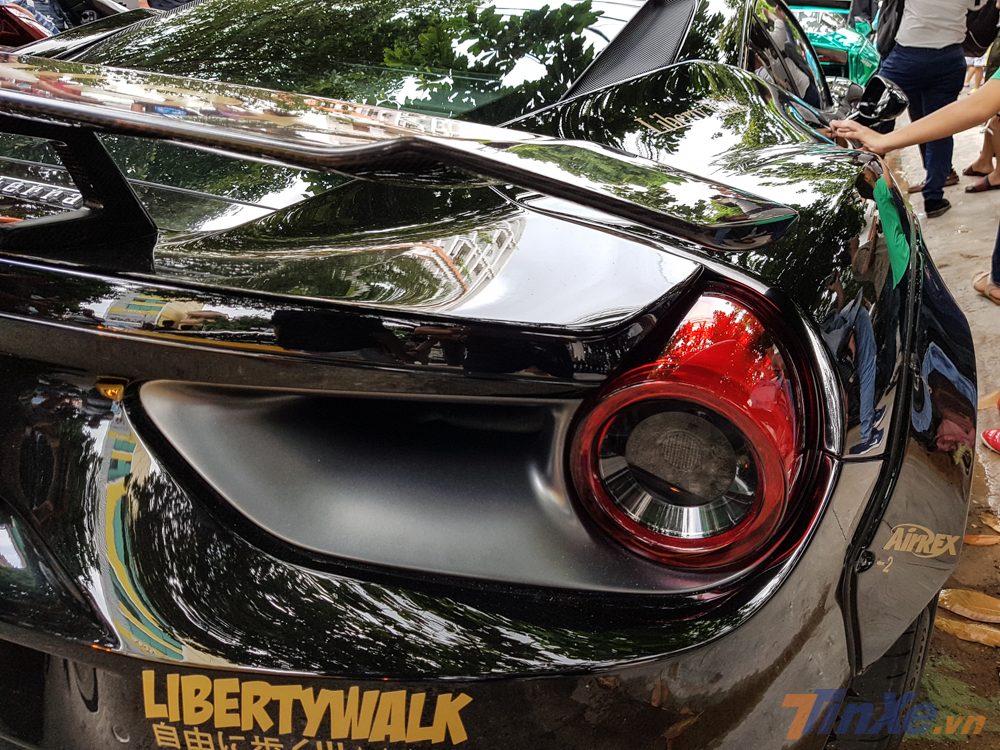 Siêu xe Ferrari 488 GTB độ Liberty Walk độc nhất Việt Nam vẫn sử dụng khối động cơ V8, tăng áp kép, dung tích 3.9 lít