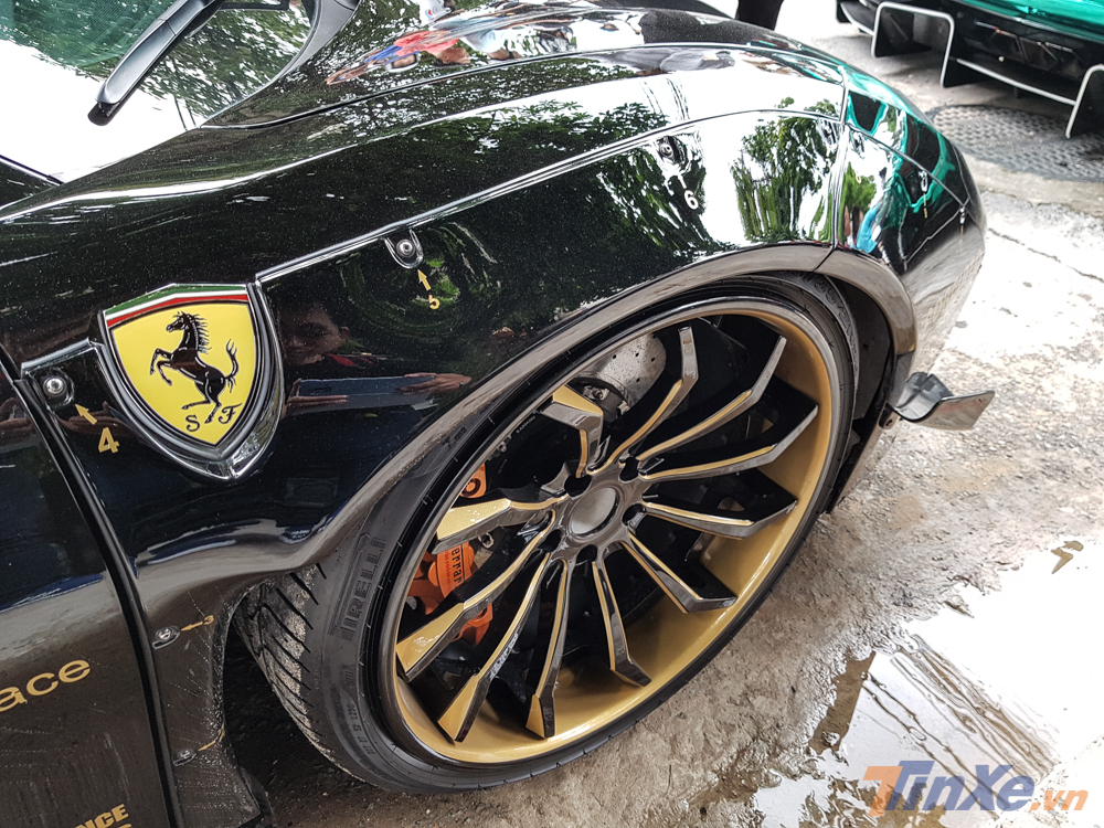 Ở bản độ Liberty Walk của siêu xe Ferrari 488 GTB, những người thợ Nhật Bản đã cắt đi các vòm bánh xe thừa, sau đó, họ gắn bộ body kit thân rộng và cố định lại với nhau bằng những con tán