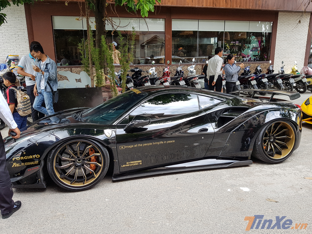 một thành viên trong đoàn Car Passion tại Sài thành đã mua lại chiếc Ferrari 488 GTB độ Liberty Walk độc nhất Việt Nam từ một người yêu xe ở Hà Nội