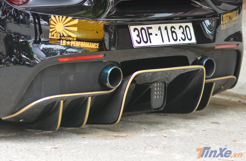 Bộ khuếch tán đuôi xe thiết kế thể thao hơn so với xe nguyên bản và sử dụng sợi carbon cùng các sọc màu vàng tạo điểm nhấn.