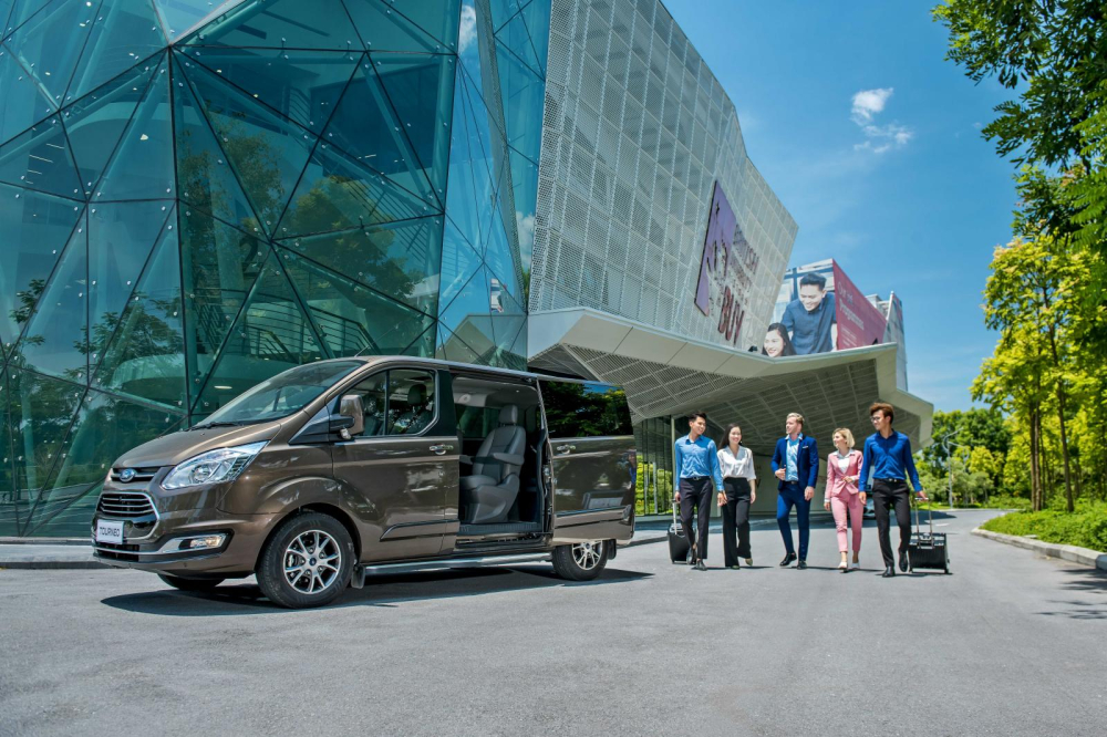 Ford Tourneo hướng tới những khách hàng có nhu cầu sử dụng xe đa dụng hoặc kinh doanh dịch vụ. Ford Tourneo hướng tới những khách hàng có nhu cầu sử dụng xe đa dụng hoặc kinh doanh dịch vụ.