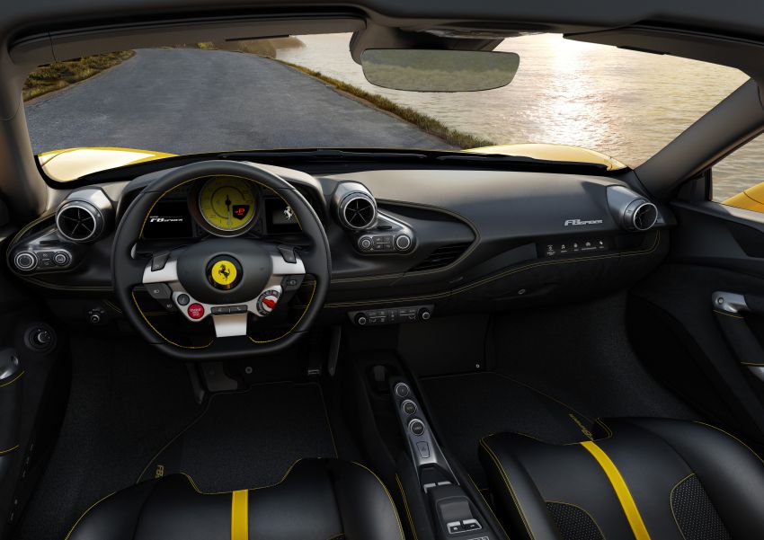 Khoang l&aacute;i Ferrari F8 Spider