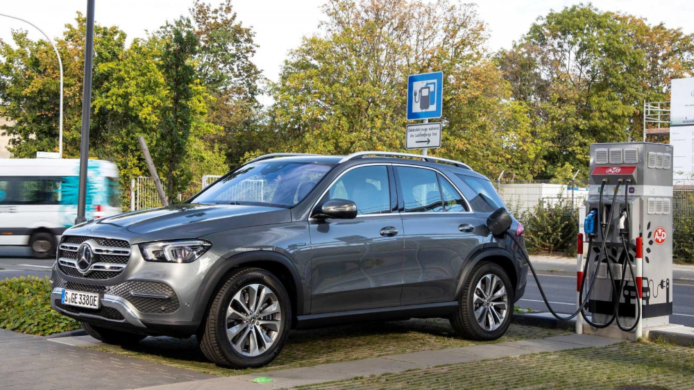Mercedes-Benz GLE 350de tại trạm sạc Mercedes-Benz GLE 350de tại trạm sạc